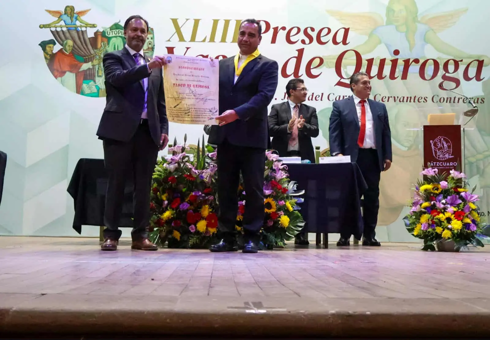Julio Arreola entrega la XLIII Presea Vasco de Quiroga al presbítero José del Carmen Cervantes Contreras