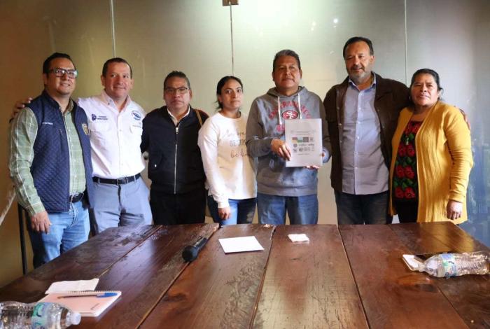 Julio Arreola entrega reglamento histórico al Consejo Intercultural del Lago de Pátzcuaro