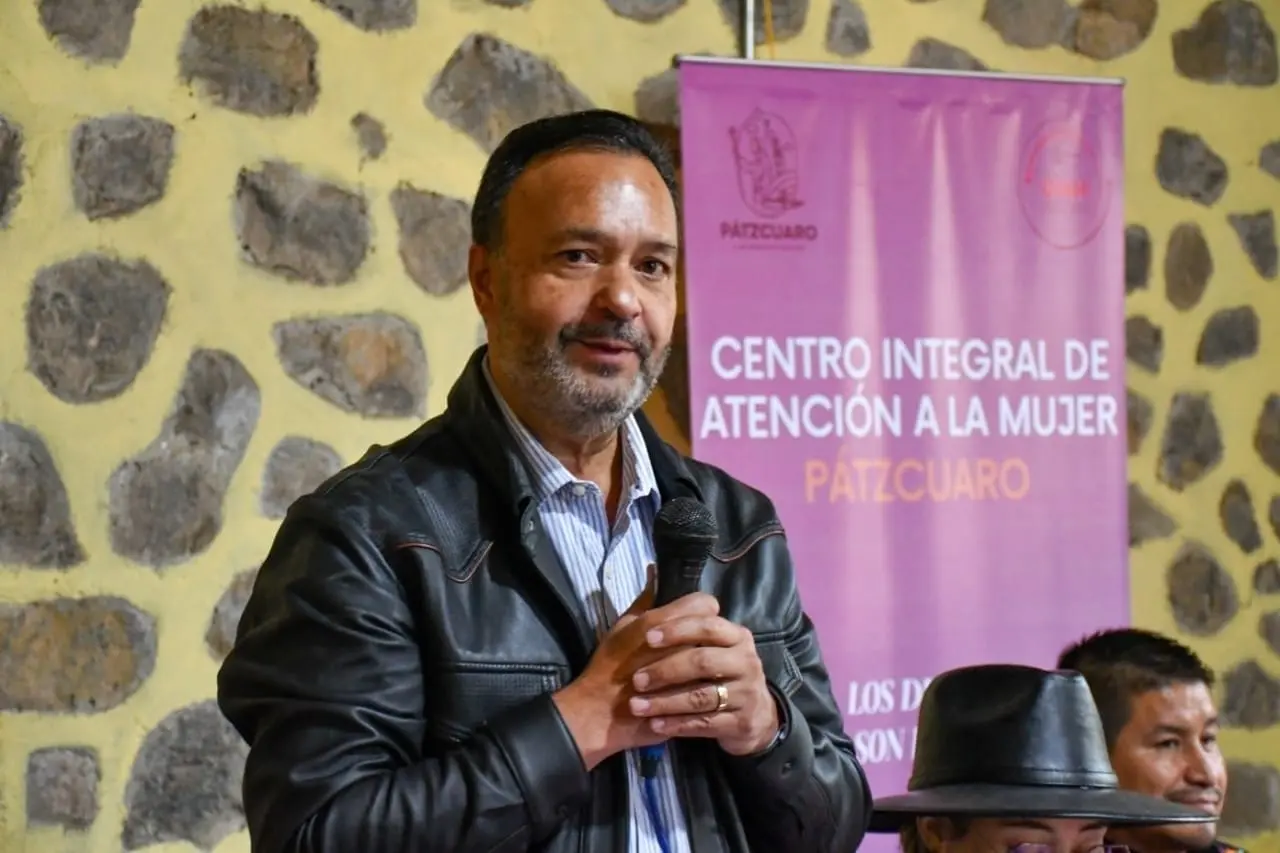 Julio Arreola impulsa acciones contra la violencia hacia mujeres purépechas en Cuanajo