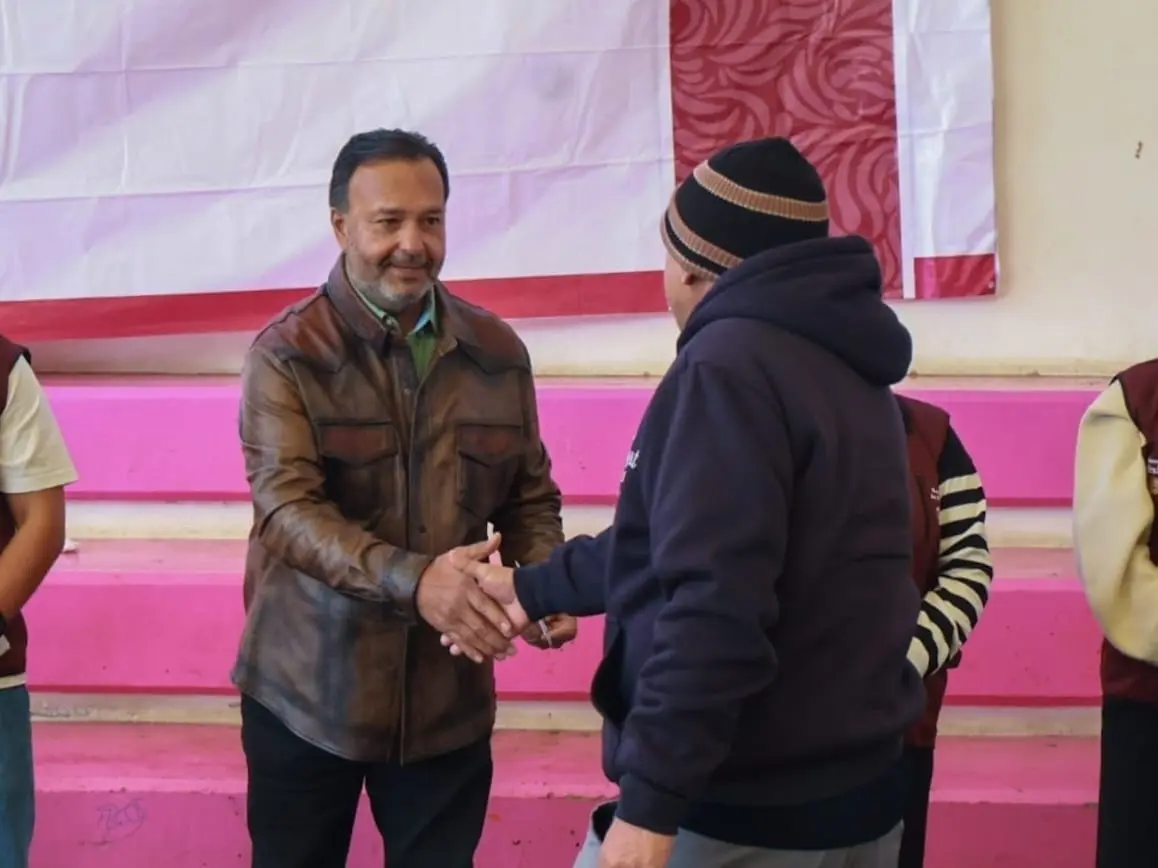 Julio Arreola impulsa la educación en Pátzcuaro: entrega de becas y nuevas obras para escuelas