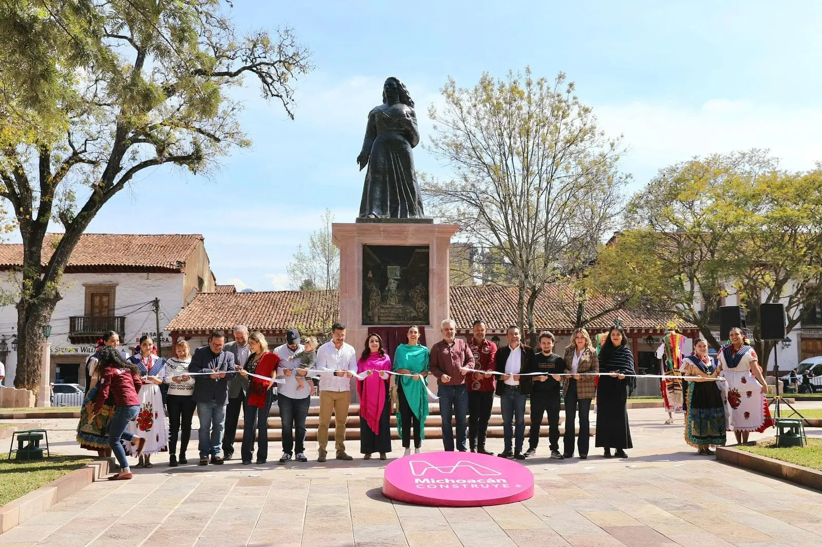 Julio Arreola inaugura la restauración de la Plaza Gertrudis Bocanegra en Pátzcuaro