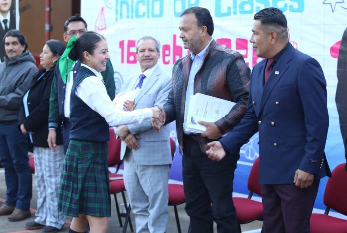 Julio Arreola reafirma apoyo total a la educación