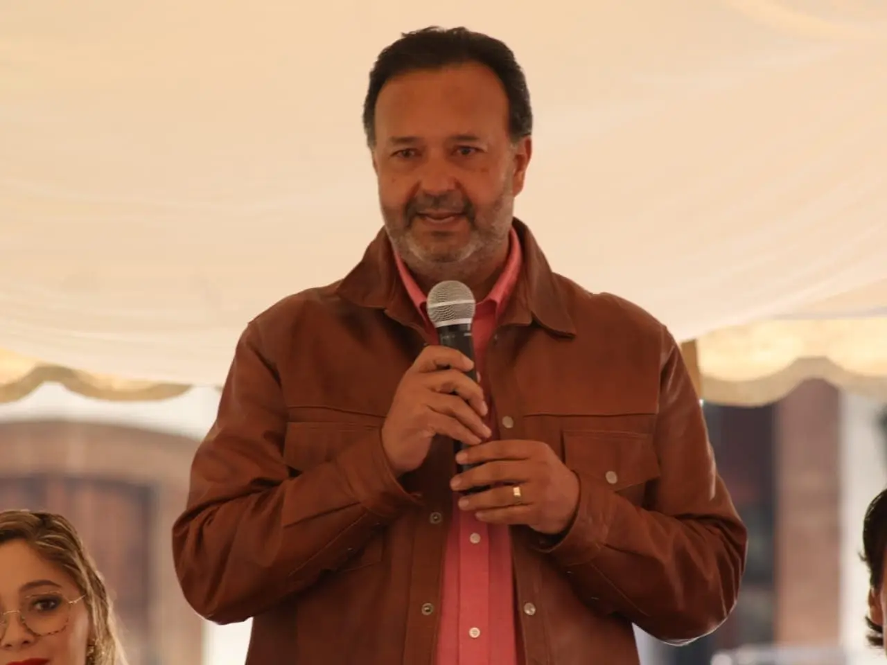 Julio Arreola y su esposa Andrea Rodríguez encabezan el Segundo Encuentro de Lengua de Señas Mexicanas en Pátzcuaro