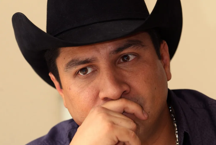 Julión Álvarez rompe celular de fan en concierto y desata polémica