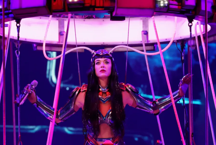 Katy Perry sufre accidente en pleno espectáculo aéreo