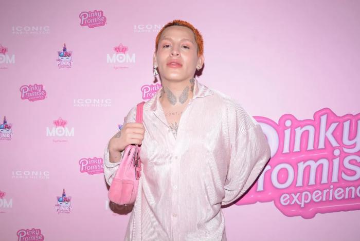 Kunno revela si Ángela Aguilar viaja con parrilla eléctrica