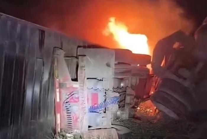 La Huacana: Conductor muere calcinado tras volcadura en la Siglo XXI