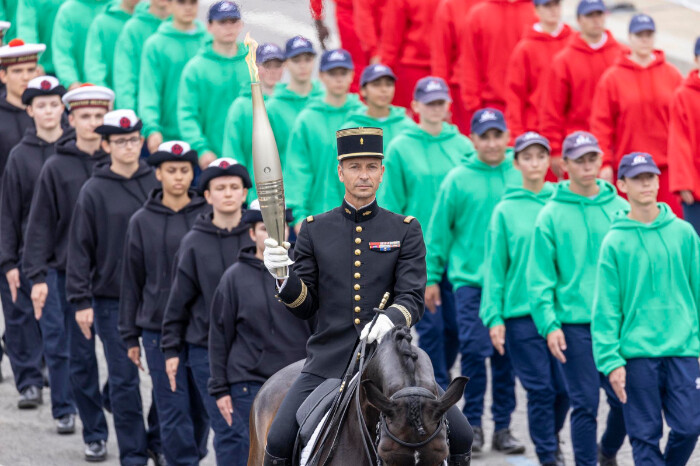 La llama olímpica finaliza su recorrido para dar inicio a la ceremonia de apertura de los Juegos Olímpicos 2024