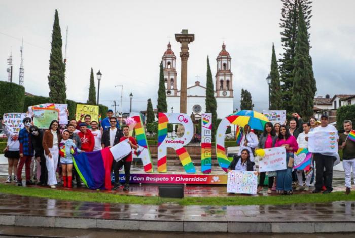 La presidenta Yohana Mendoza encabeza la primera Marcha por la Diversidad en el municipio de Ario