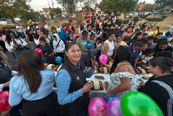 La senadora Celeste Ascencio convivió y compartió Rosca de Reyes con familias de la colonia Primo Tapía, en Morelia.