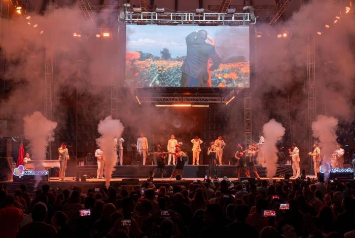 La Sonora Santanera hace vibrar el Palacio del Arte en el Jalo Futbolero