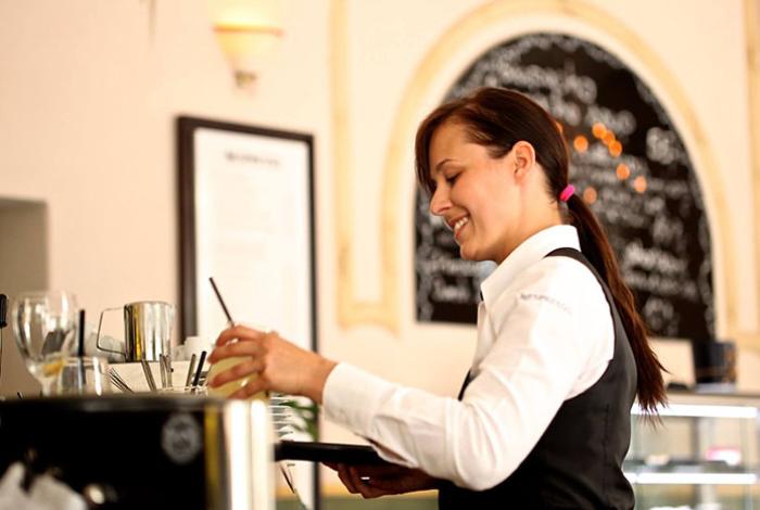 Lanzan programa de formación en inglés en restaurantes y hoteles para el Mundial