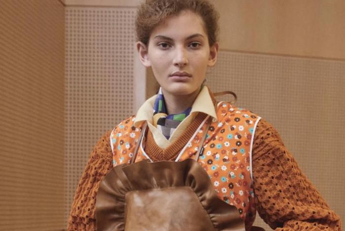 Las batas y los delantales domésticos, una moda que rinde tributo a las amas de casa