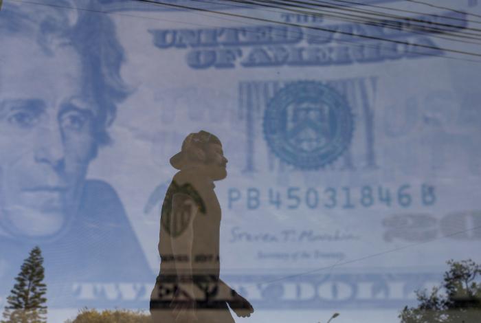 Las remesas a México caen un 4.6 % en 2025 por las políticas migratorias de Trump