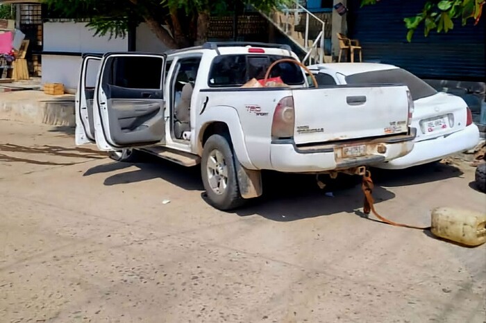 LC: Delincuentes en camioneta robada se enfrentan contra autoridades