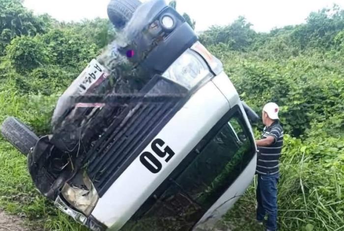 LC: Tráiler embiste combi, dejando 8 heridos