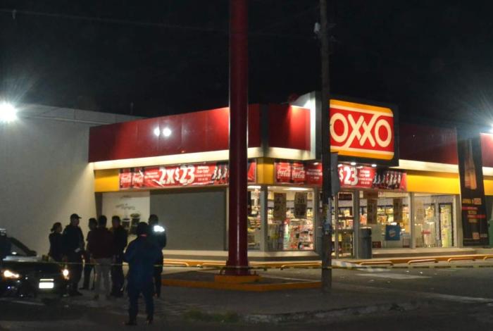 Le dan de tiros al salir de un Oxxo, en Uruapan