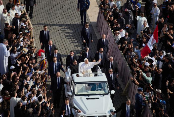 León XIV inicia su pontificado con una misa con los símbolos del poder papal, el palio y el Anillo del Pescado