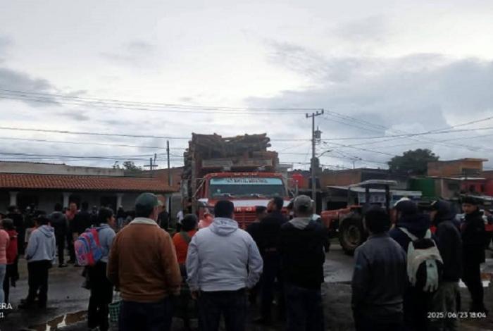 Liberan carretera y FGE libera a comuneros de Santa Fe; "cortaban leña por costumbre ancestral de la fiesta de San Juan"