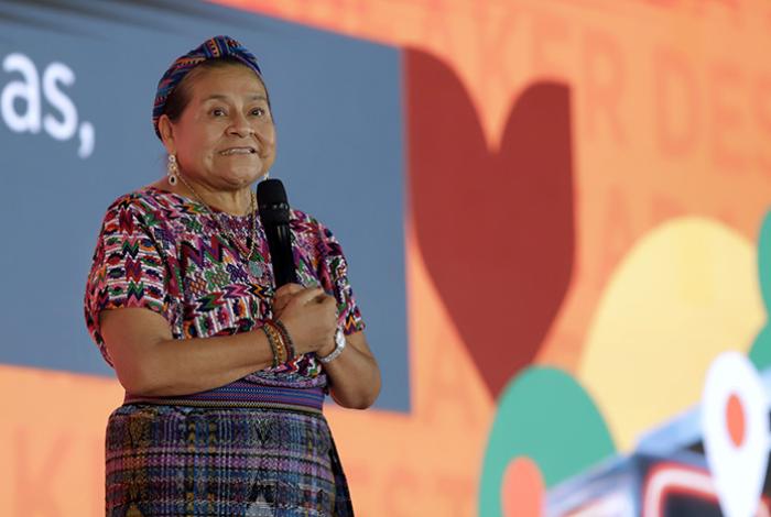 Llama Rigoberta Menchú a que las personas estén en el centro de las ciudades inteligentes
