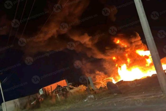 Llamas devor4n varios coches en deshuesadero de Morelia