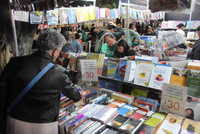 Lleno total del Ballet Folklórico del Ayuntamiento en foro principal de la FILLM