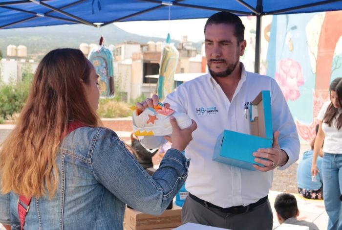 Lleva Hugo Servín jornada de calzado escolar y deportivo a bajo costo a Villas del Pedregal