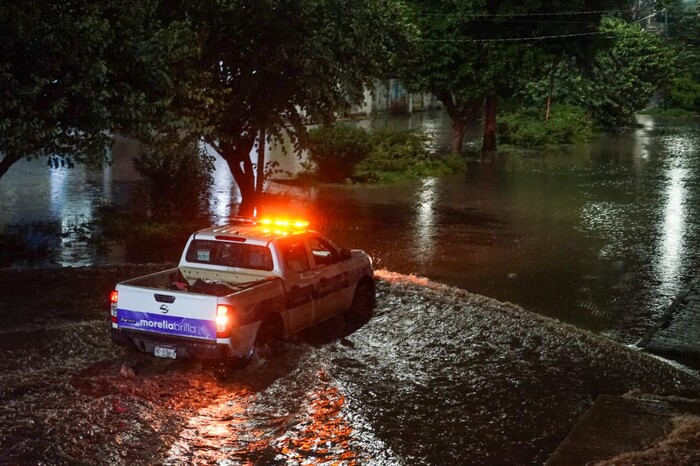 Lluvias causan caída de automóvil y derrumbe de árboles en Morelia y Tarímbaro