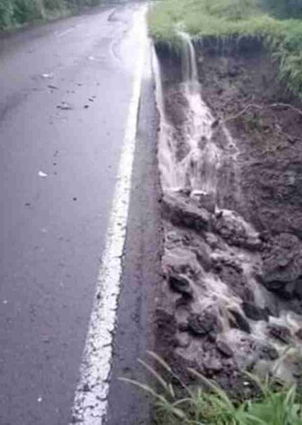 Lluvias dejan deslaves en carreteras de Michoacán