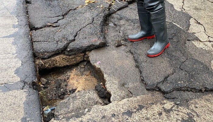 Lluvias dejan encharcamientos y un socavón, en Morelia