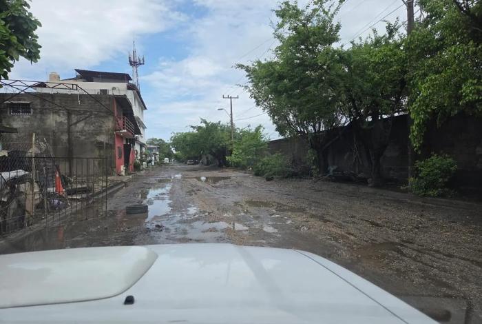 Lluvias dejaron inundaciones en colonias en Lázaro Cárdenas, SSM atiende afectaciones
