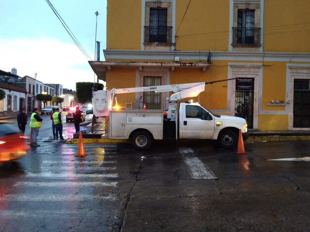 Lluvias en Morelia dejan un semáforo inoperante por día