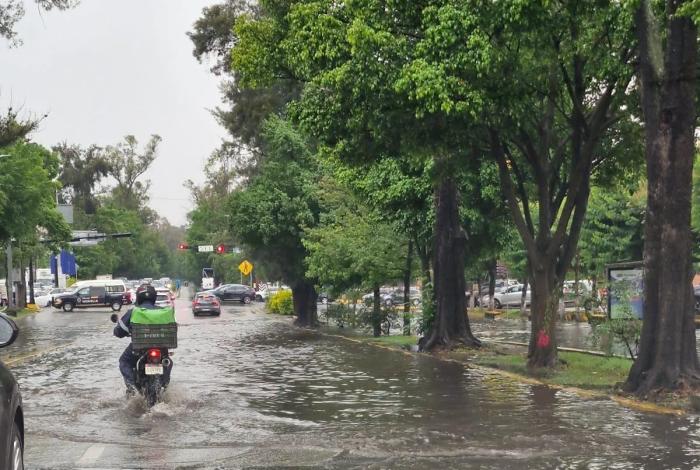 Lluvias provocan encharcamientos e inundaciones en Morelia
