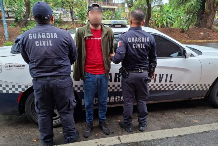 Lo detuvieron por andar fumando m0-ta y le encuentran un arma