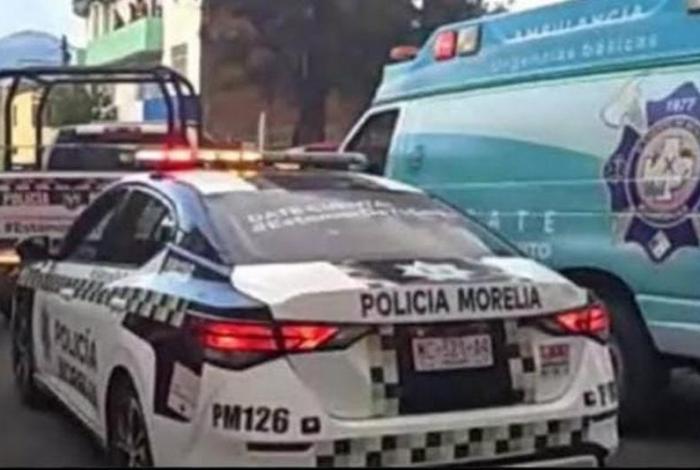 Lo machet3an en un bar y corre hasta la clínica para pedir ayuda, en Morelia