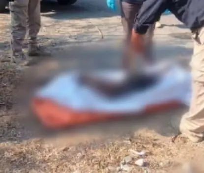 Localizan cádaver en estado de descomposición a la orilla de la carretera en Coalcomán