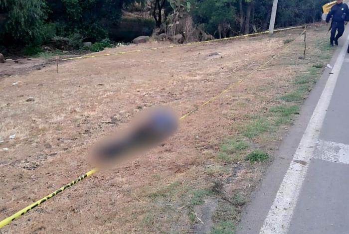 Localizan cadáver torturado y baleado a un costado de carretera, en Contepec