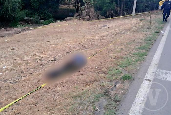 Localizan cadáver torturado y baleado a un costado de carretera, en Contepec