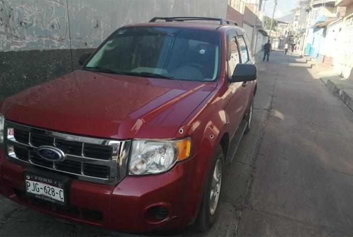 Localizan camioneta baleada en la colonia San Pablo de Jacona