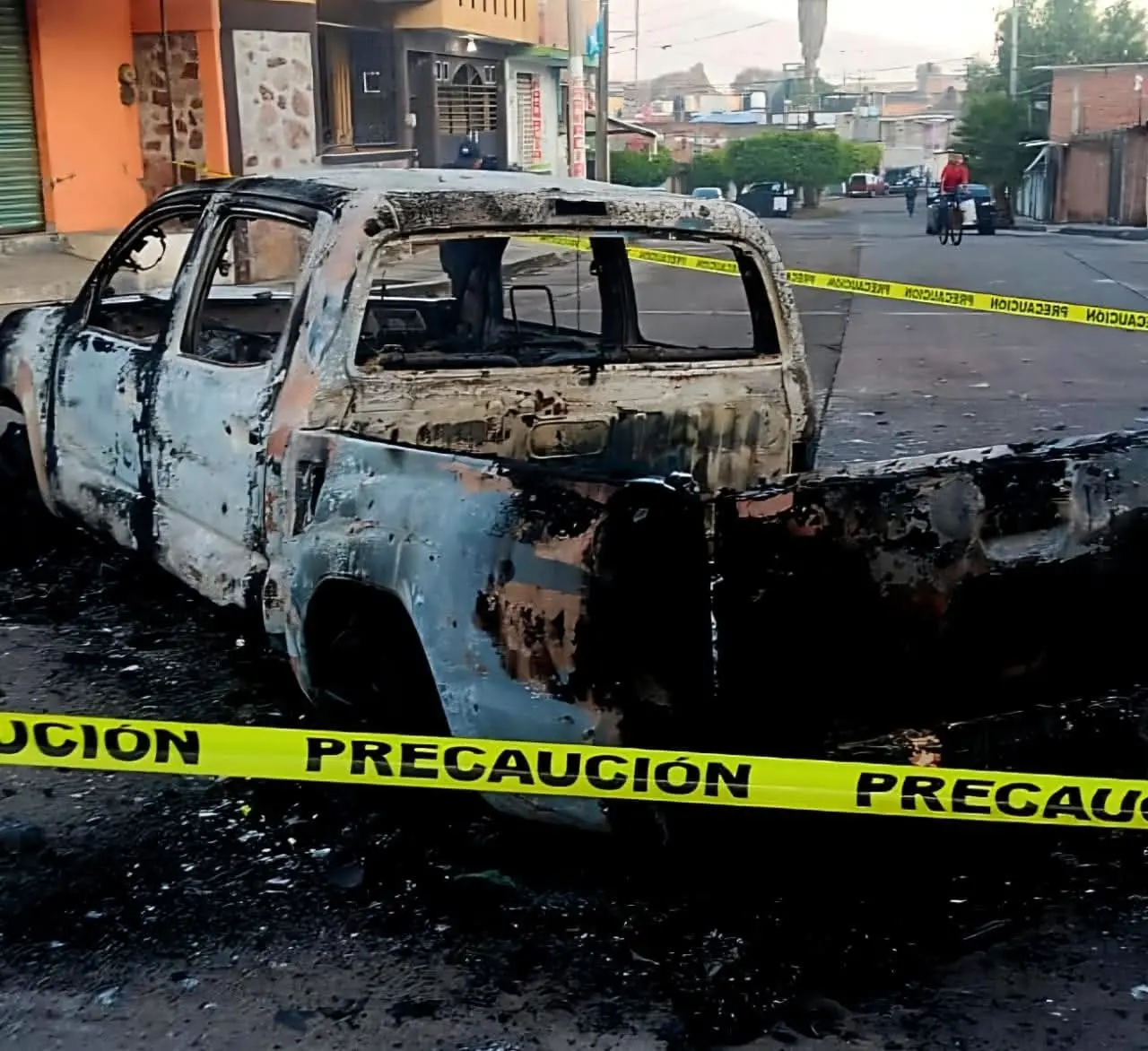 Localizan camioneta calcinada con impactos de bala en la colonia El Jaroche de Puruándiro