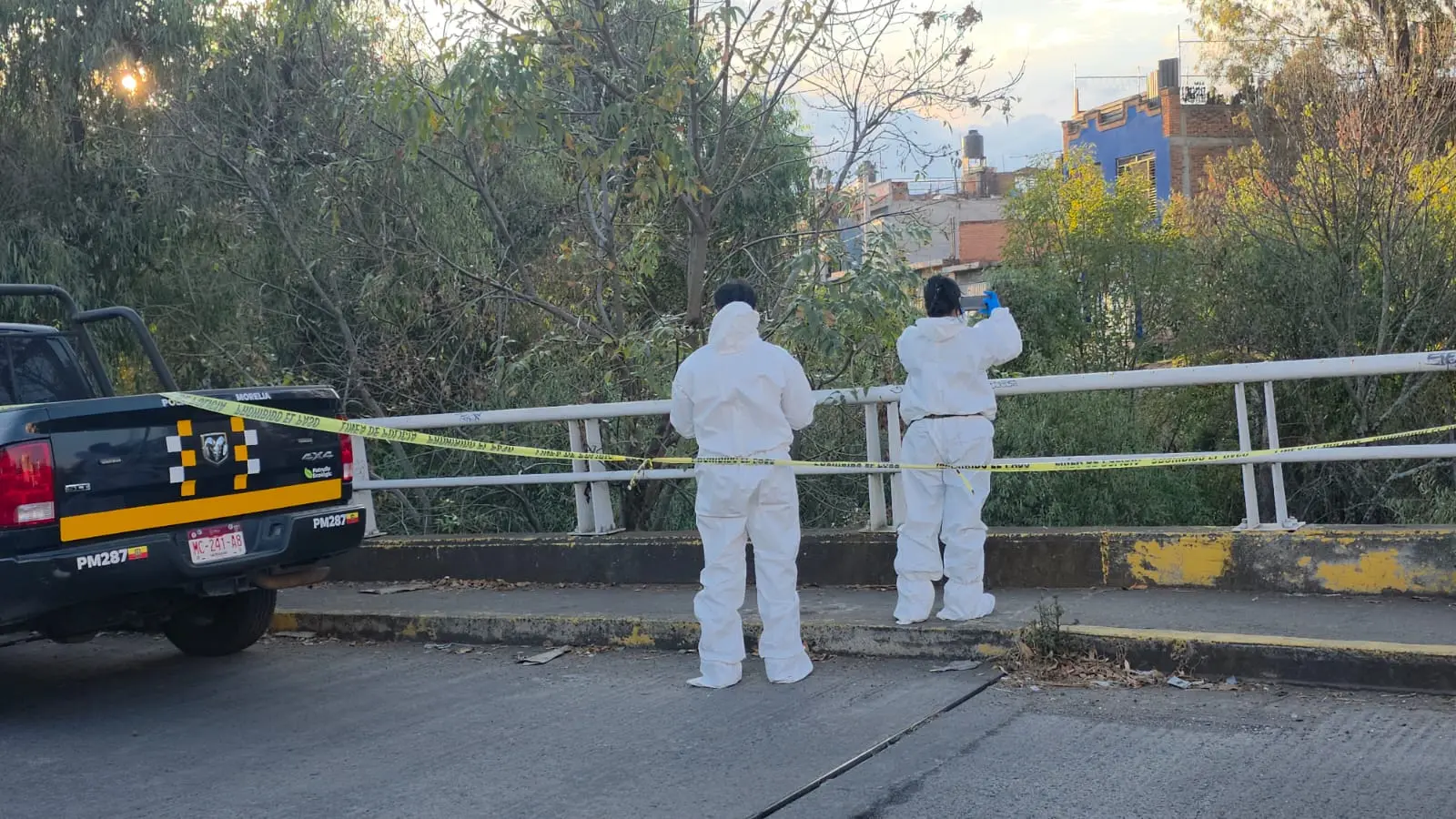 Localizan el cadáver de un hombre de la tercera edad flotando en canal de aguas negras