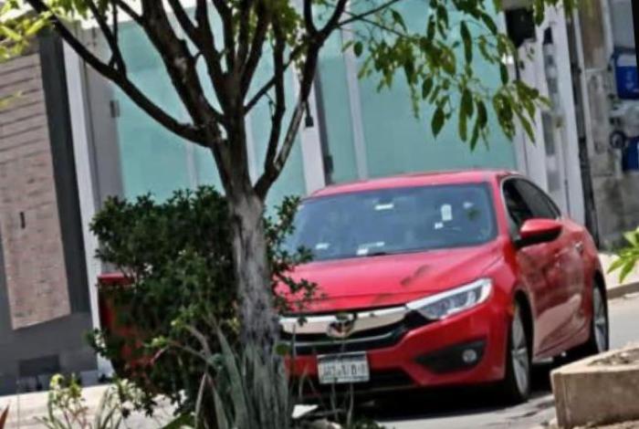 Localizan vehículo baleado en la colonia Zapata de Apatzingán; no hay heridos