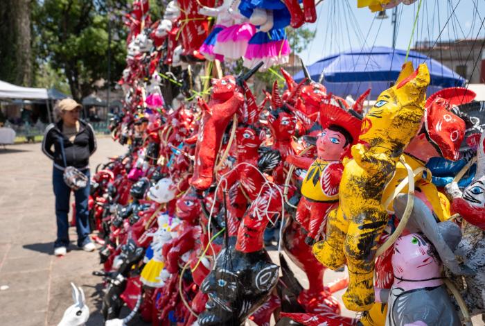 Los judas resisten en Plaza del Carmen: ‘Venimos más por la tradición, que por la venta’