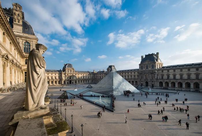 Louvre cierra tras robo de joyas de la corona