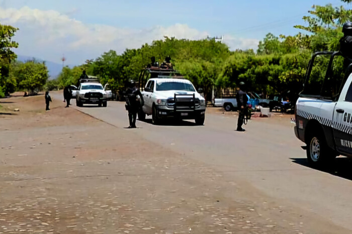 Luego de que personal abandonara Hospital de Maruata por balaceras, despliegan operativo permanente