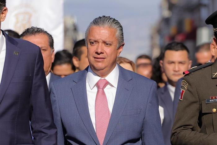 Luis Navarro levanta la mano para la contienda por Morelia