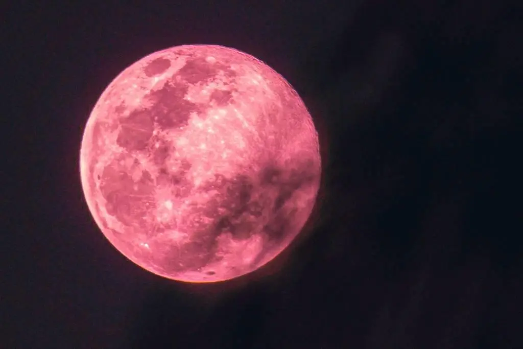 Luna Rosa iluminará el cielo esta noche