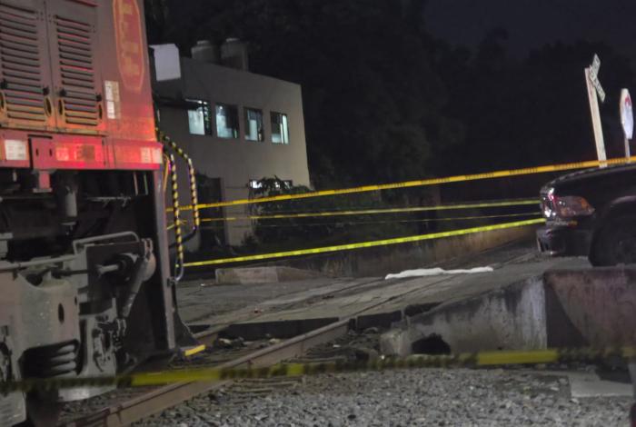 Madre e hijo intentan brincar vagones del tren; el pequeño murió arrollado por la locomotora