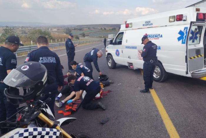 Madre e hijo resultan heridos tras derrapar en motocicleta en el Libramiento Oriente de La Piedad