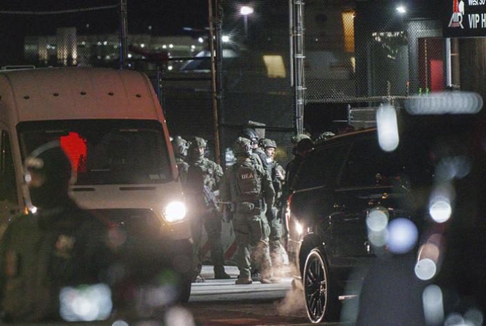 Maduro llega esposado a base militar tras aterrizar en Nueva York